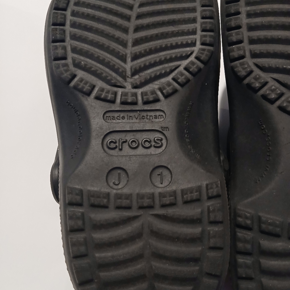 Kids Unisex Black Crocs. Youth Size 1 - Picture 8 of 8